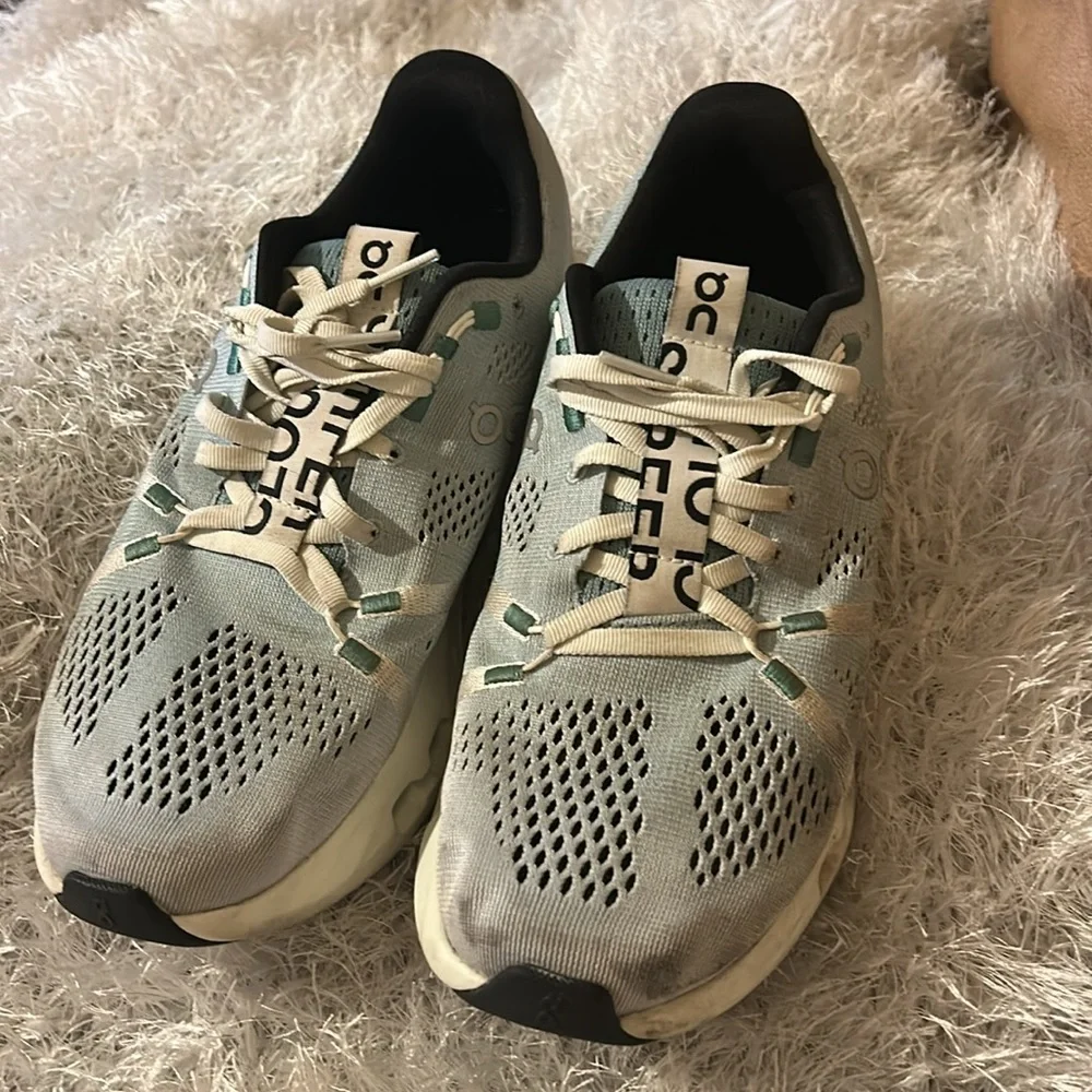 On Running Women's Light Gray Athletic Shoes